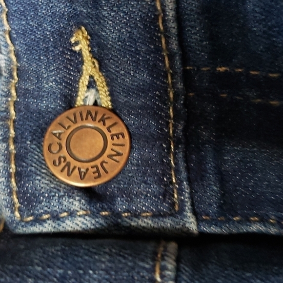 NWT Calvin Klein Jeans Womens Roll Cuff Denim Short, Color Malibu, size 10 - Picture 8 of 8